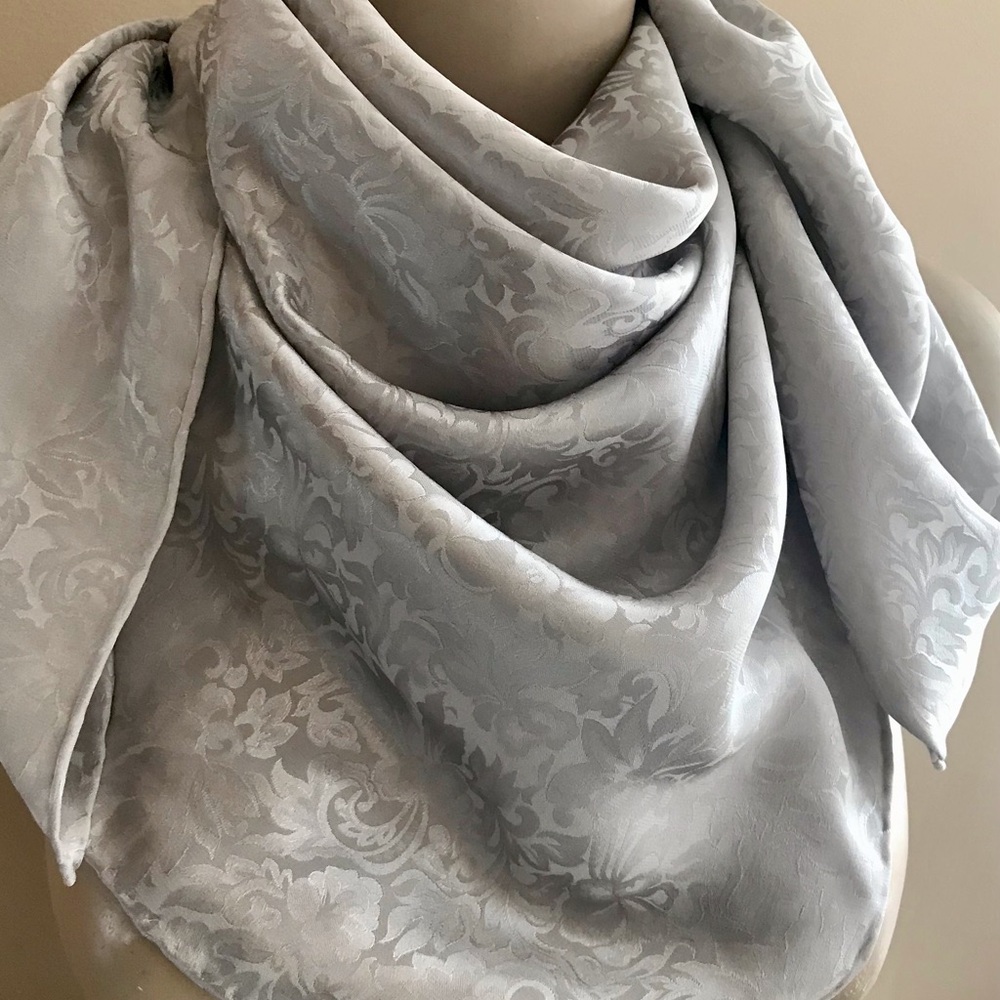 ELEGANT Pearl grey figured silk scarf